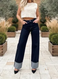 MulherCalças de ganga de distribuidor de roupas REDIAL em França