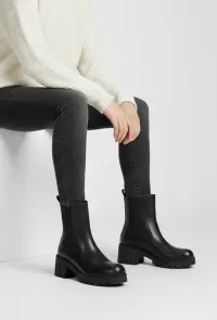 MulherSapatos de distribuidor de roupas BG VICTORIA / JM.DIAMANT em França