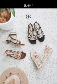 MulherSapatos de distribuidor de roupas ERYNN em França