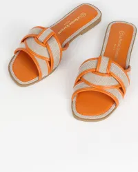 MulherSapatos de distribuidor de roupas LA BOTTINE SOURIANTE em França