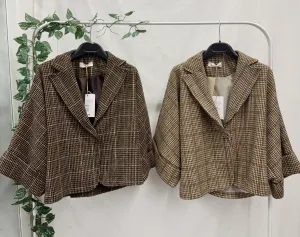 MulherCasacos de distribuidor de roupas ELE. em Itália