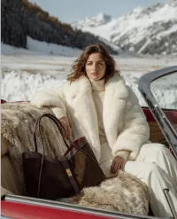 MulherCasacos de distribuidor de roupas SELINA & CO BY HU GROUP ITALIA em Itália