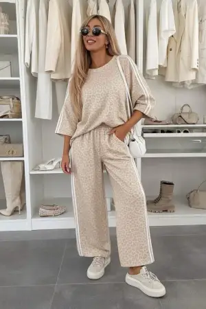 MulherTops de distribuidor de roupas 𝔸𝔹𝔻𝕯 em Bélgica