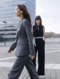 MulherCasacos de distribuidor de roupas STAI em Itália