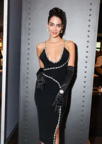 MulherVestidos de distribuidor de roupas MODA ANGELICA em Itália