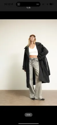 MulherCasacos de distribuidor de roupas Joyna em França