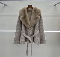 Giacche/Cappotti per Donne dal grossista di abbigliamento Reale Commercio S. R. L. in Italia