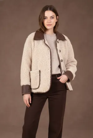 MulherCasacos de distribuidor de roupas PEPOUZ em França