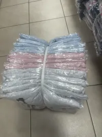 Tops de atacadista de roupas Daheng Pigiami em Itália