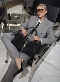 MulherBolsas de distribuidor de roupas SELINA & CO BY HU GROUP ITALIA em Itália