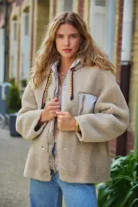 Giacche/Cappotti per Donne dal grossista di abbigliamento Giovanni Paris in Francia