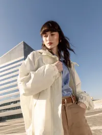 MulherCasacos de distribuidor de roupas STAI em Itália