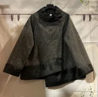 MulherCasacos de distribuidor de roupas VINTAGE SRL em Itália