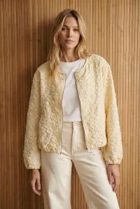 MulherCasacos de distribuidor de roupas PEPOUZ em França