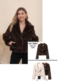 MulherCasacos de distribuidor de roupas SUNNYSTORE em Itália