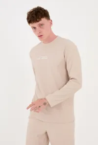 HomemTops de distribuidor de roupas Duvar Fashion GmbH em Alemanha