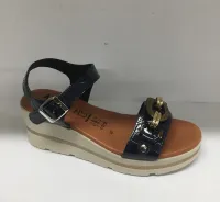 MulherSapatos de distribuidor de roupas Silge srl em Itália