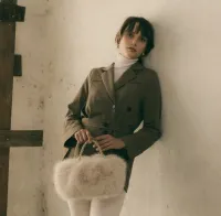 MulherCasacos de distribuidor de roupas SELINA & CO BY HU GROUP ITALIA em Itália