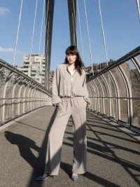 MulherCasacos de distribuidor de roupas STAI em Itália