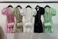 MulherVestidos de distribuidor de roupas New epoch em França