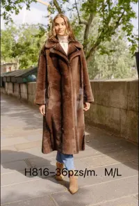 MulherCasacos de distribuidor de roupas SUNNYSTORE em Itália