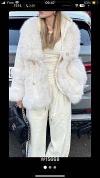 MulherCasacos de distribuidor de roupas luis fashion srls em Itália