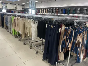 Hauts pour Femmes  du grossiste en vêtements H1 Fashion en Italie