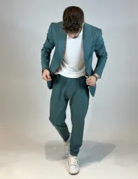 HomemCasacos de distribuidor de roupas ADON.MILANO em Itália