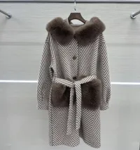 Giacche/Cappotti per Donne dal grossista di abbigliamento Reale Commercio S. R. L. in Italia