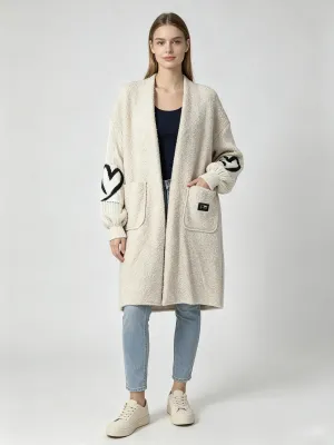 MulherCasacos de distribuidor de roupas MIKA MODA em Itália