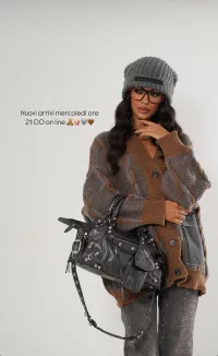 MulherCasacos de distribuidor de roupas luis fashion srls em Itália