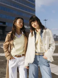 MulherCasacos de distribuidor de roupas STAI em Itália