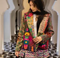 MulherCasacos de distribuidor de roupas SUNNYSTORE em Itália