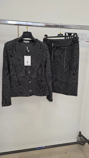 MulherCasacos de distribuidor de roupas ModaMarche srl em Itália